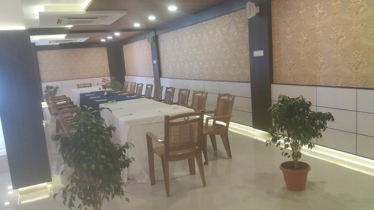 Kr Residency Hotel Kānādukāttān Екстериор снимка