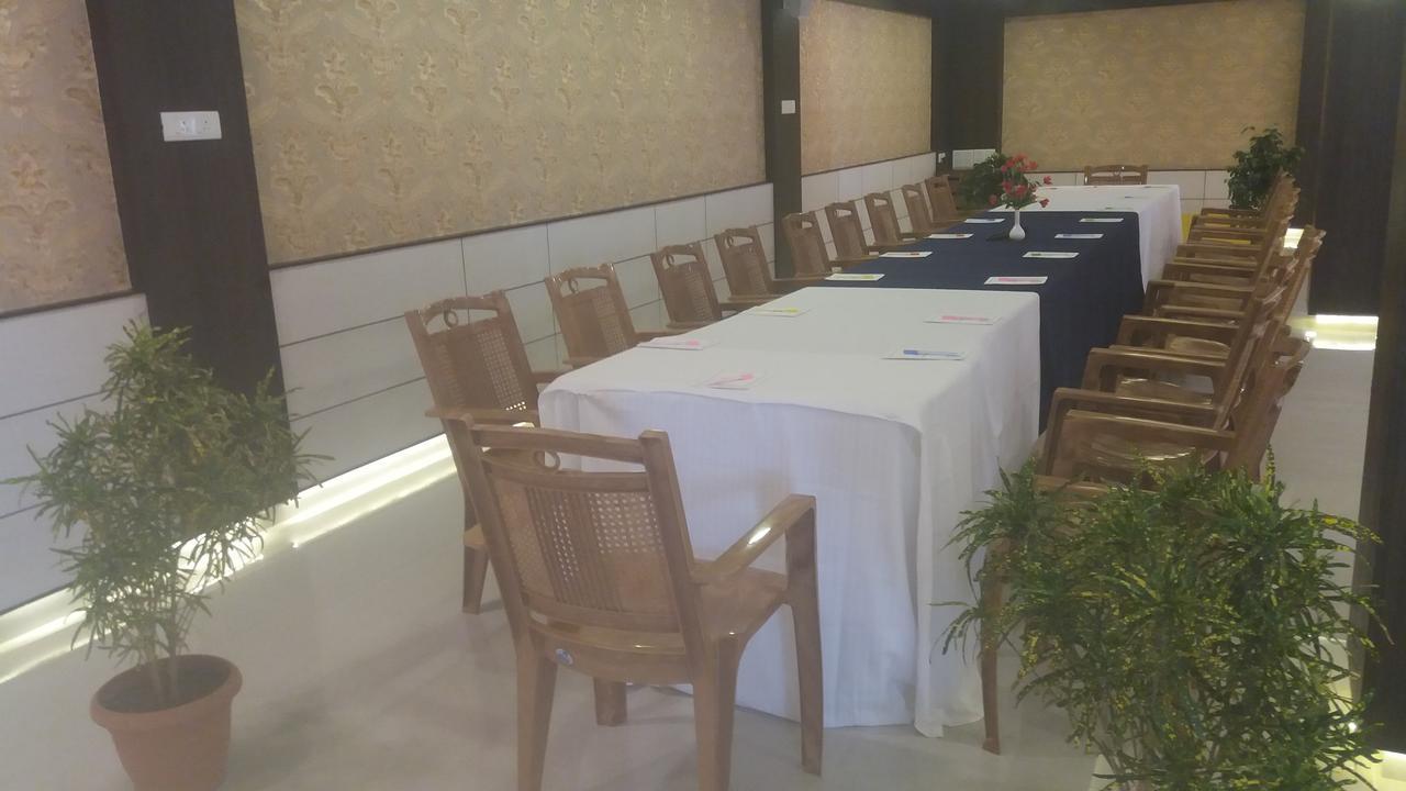 Kr Residency Hotel Kānādukāttān Екстериор снимка