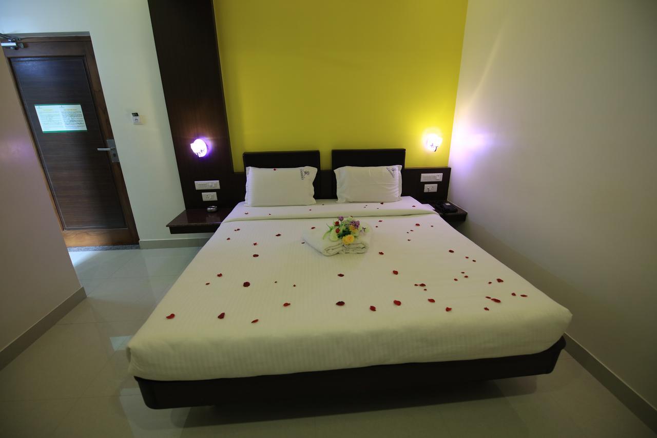 Kr Residency Hotel Kānādukāttān Екстериор снимка